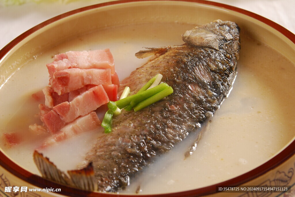  咸肉鲫鱼奶白汤