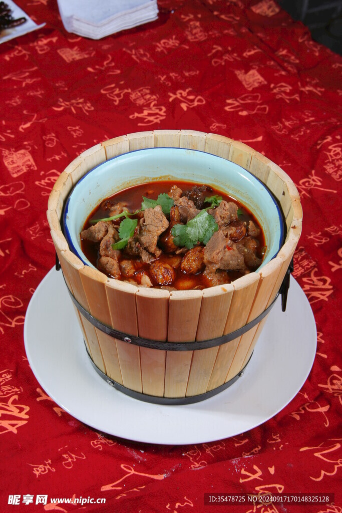  蒜香木桶牛肉