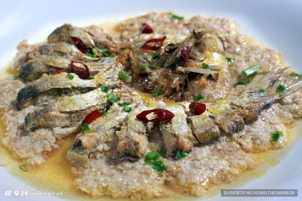 酥肋鱼炖肉饼