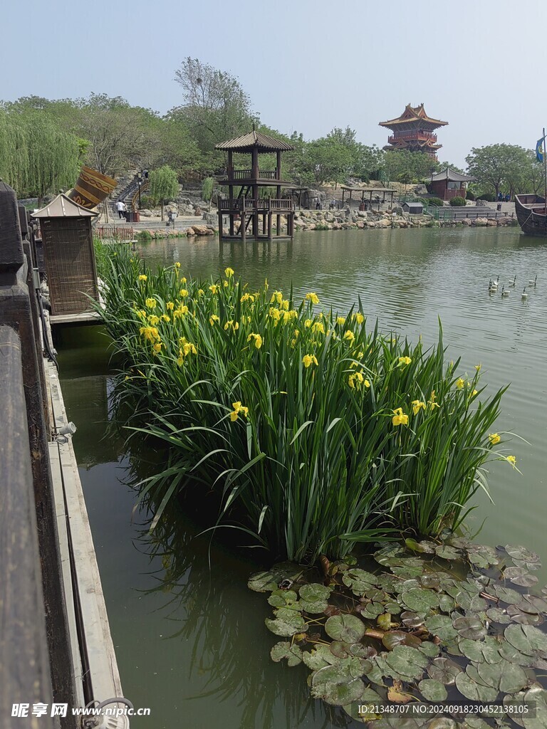 清明上河园  河边景色