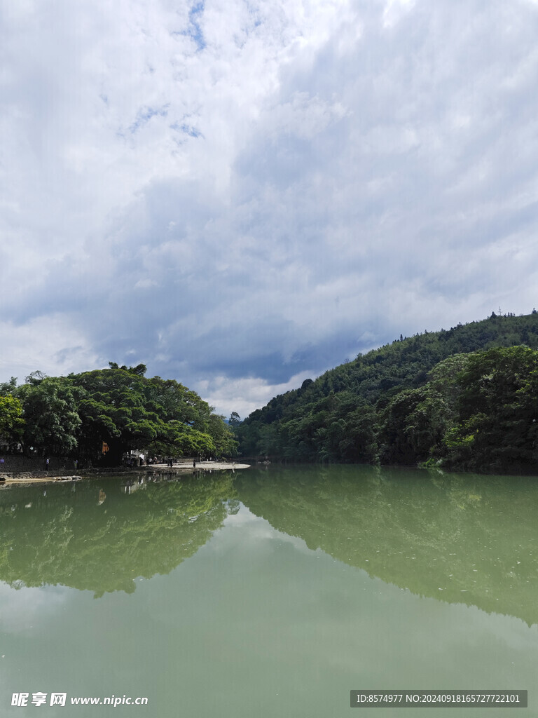 一面湖水