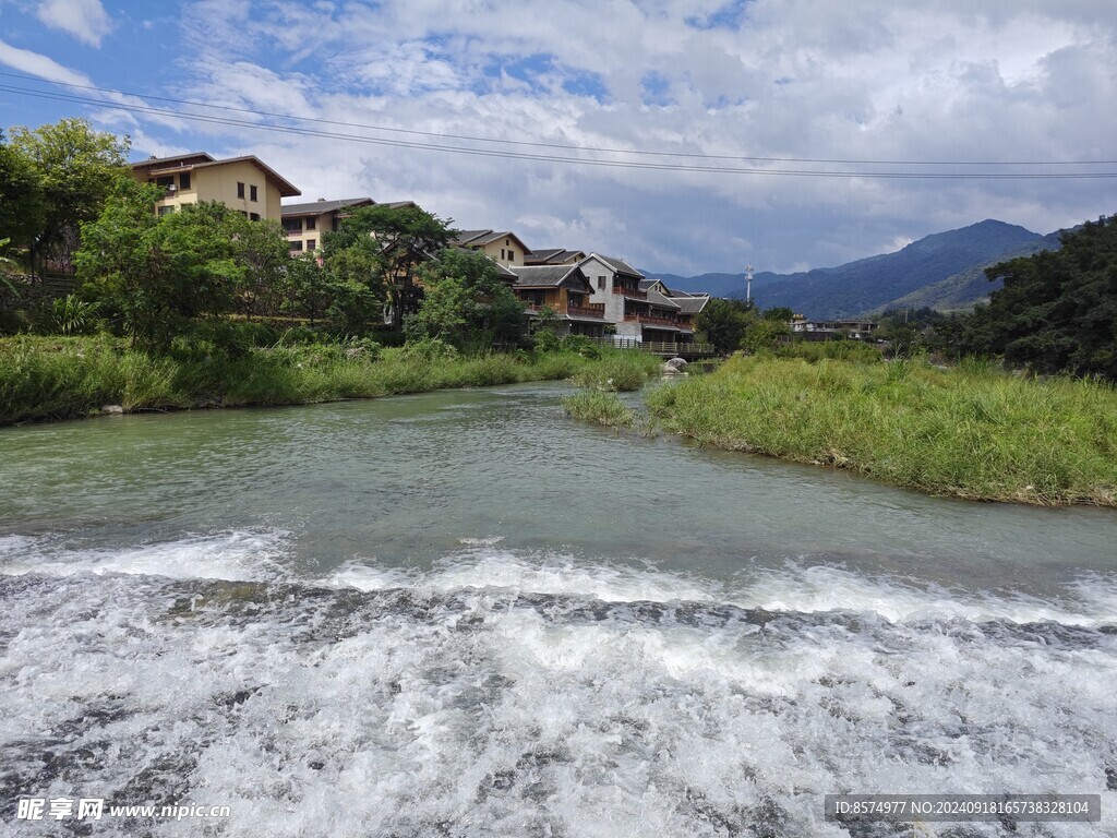 流动的河水