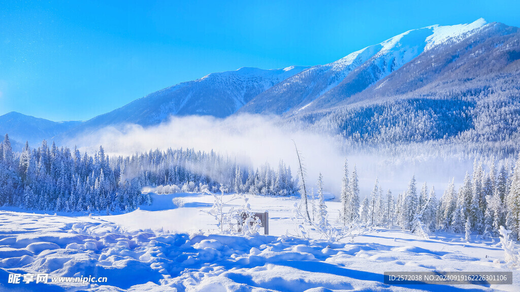 阿尔泰山雪景