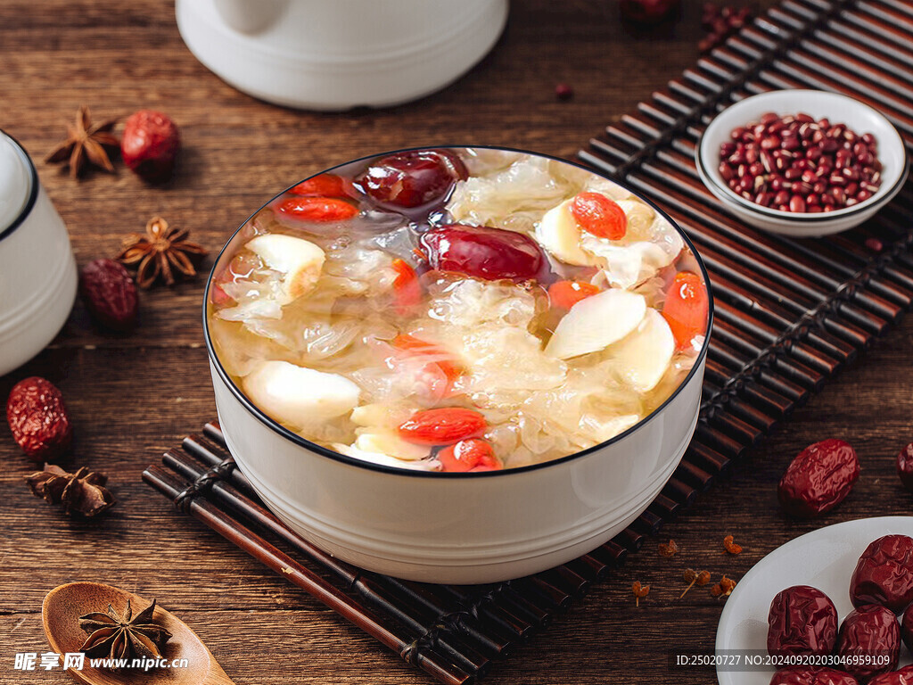 红枣银耳莲子羹