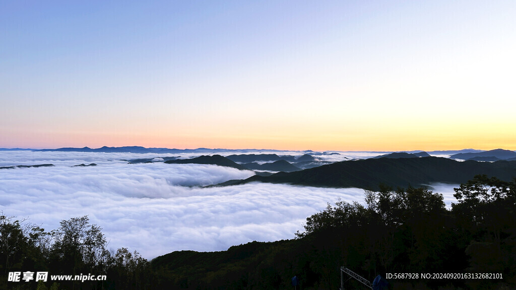 山顶日出云海