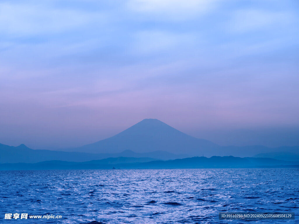 蓝色调富士山