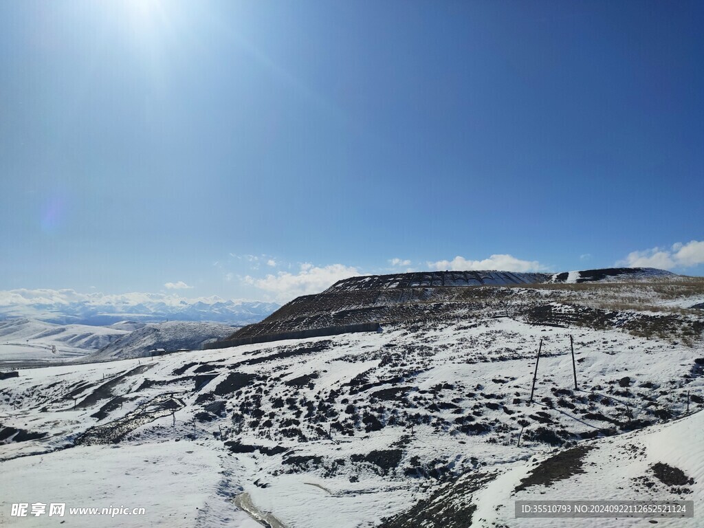 雪山太阳光蓝天