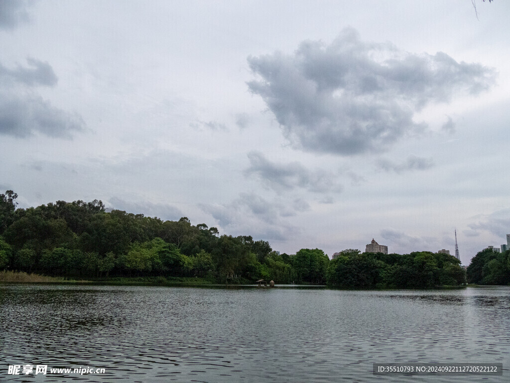 湖边天空