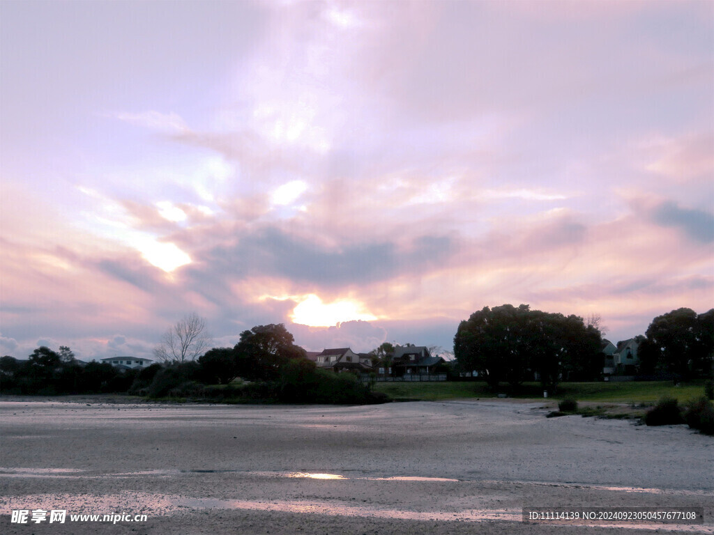 傍晚海滨小镇风景