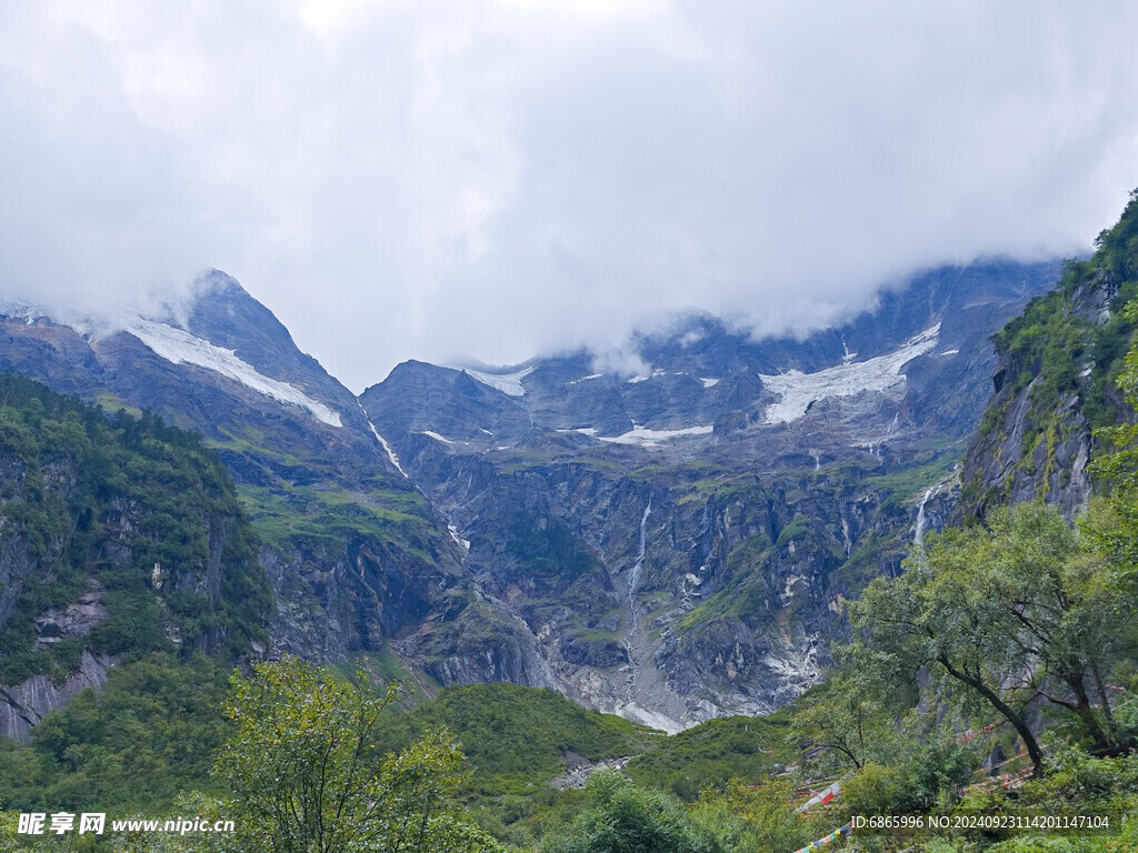 高山谷底