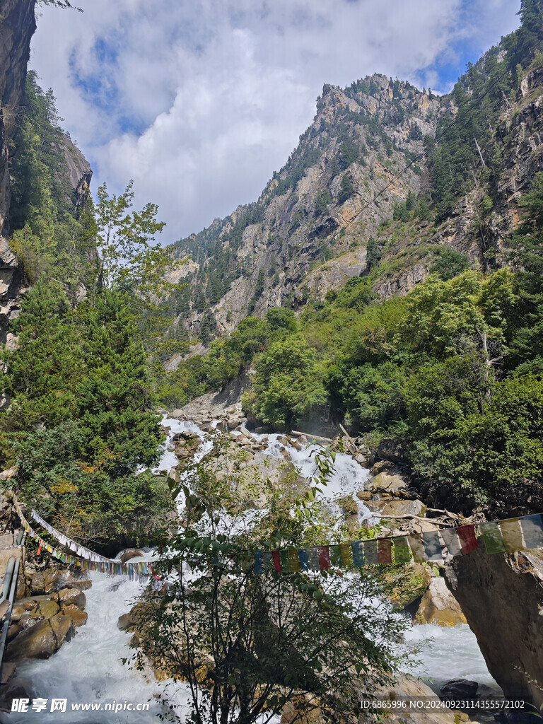 峡谷河流