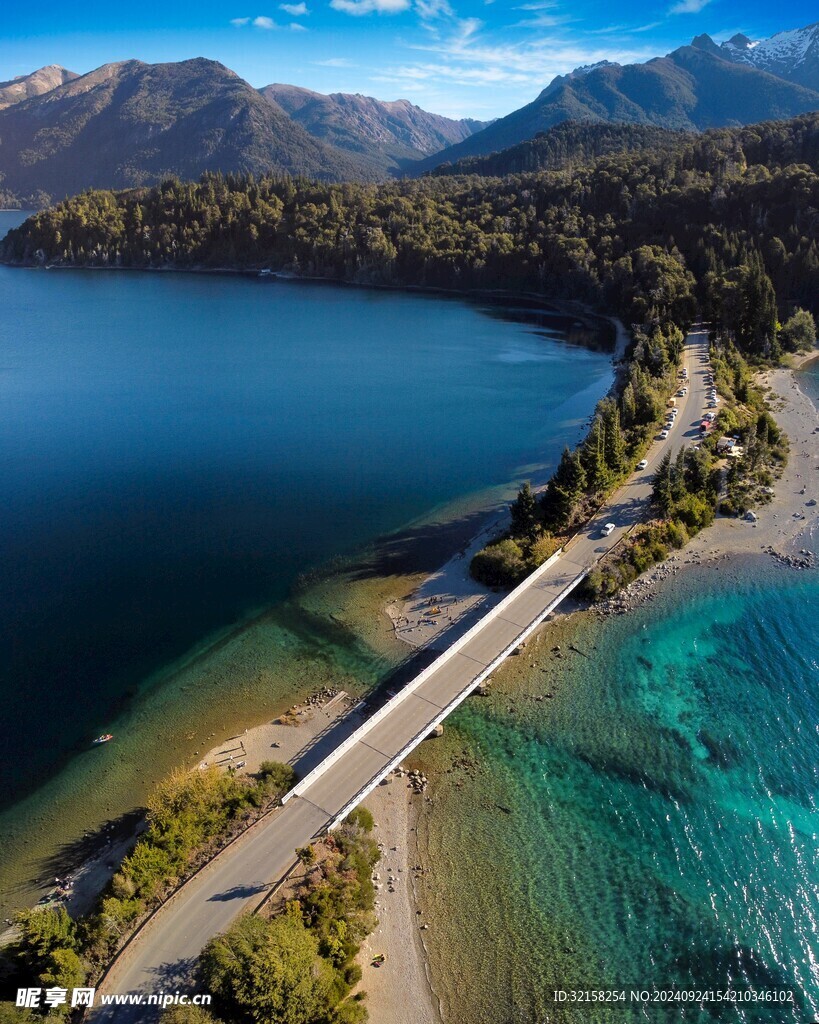 柏油路蜿蜒在风景秀丽的海岸