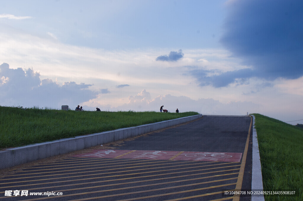 河堤马路