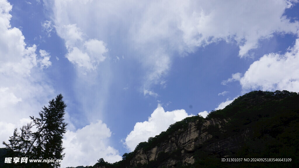 蓝天白云山
