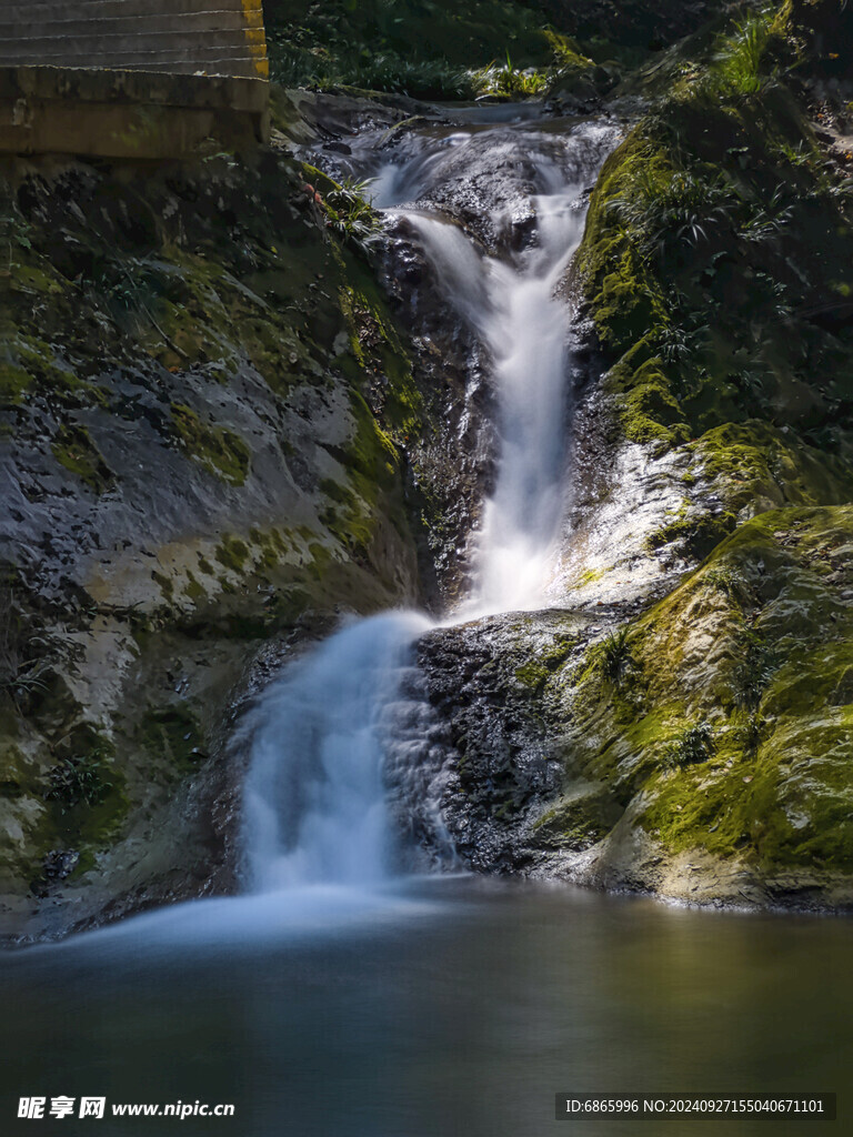 瀑布溪流