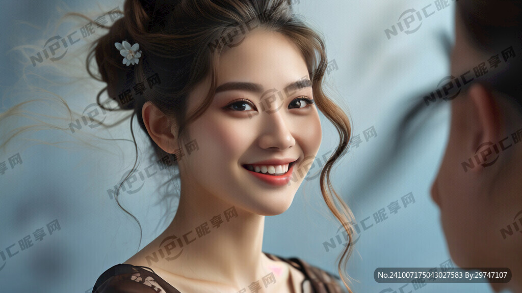 一位年轻女性面带微笑