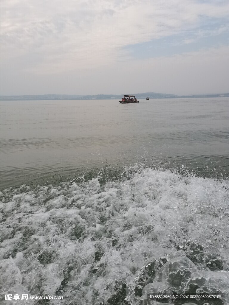 船边浪花