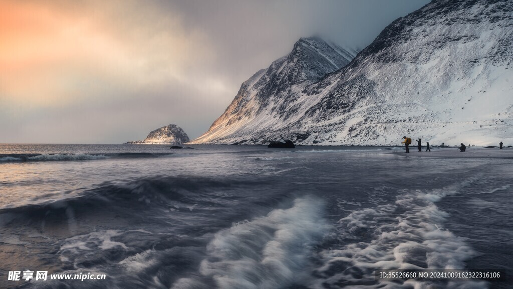 雪山下的海滩