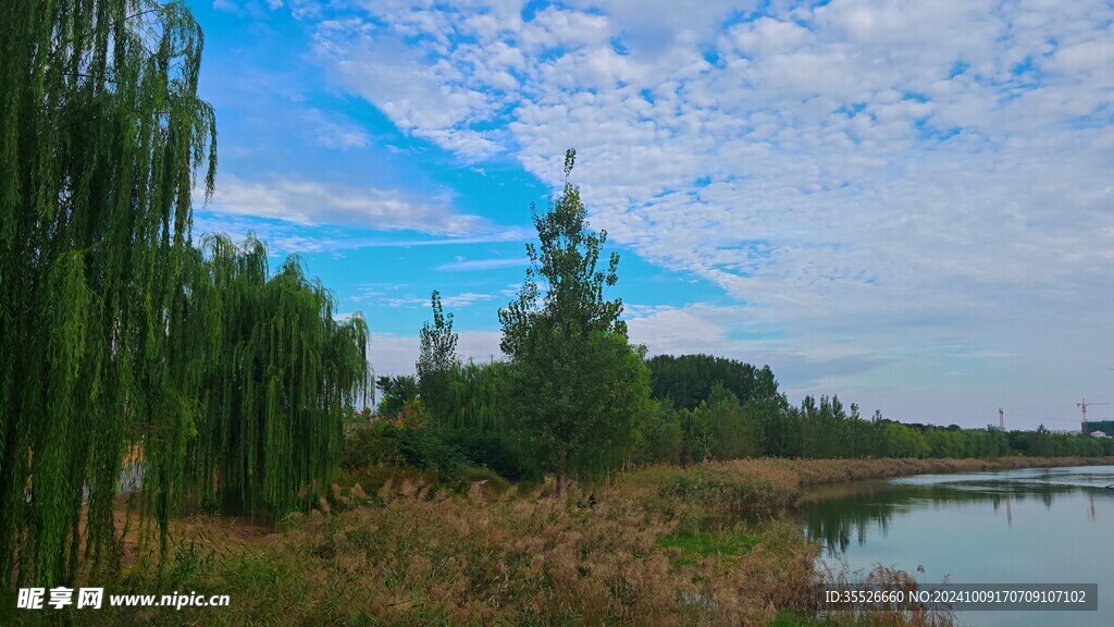 蓝天白云宁静的湖光水色