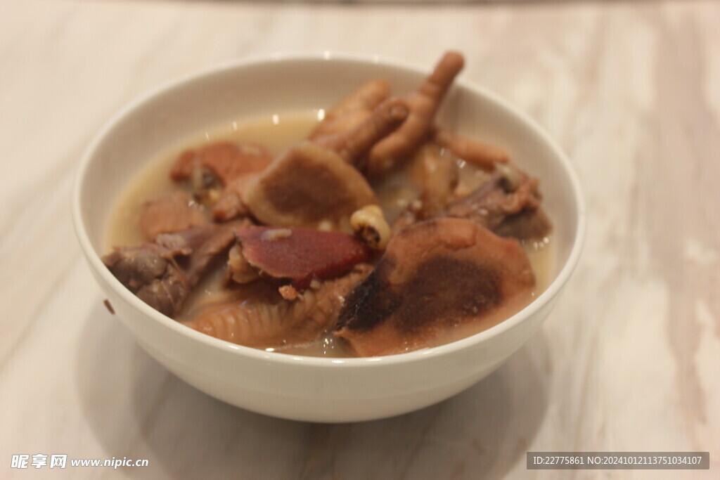 粤式菜品花生眉豆鸡脚汤