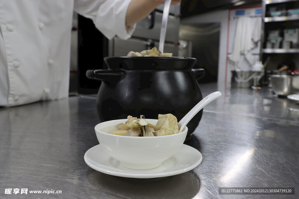 粤式菜品南北杏金银菜炖猪肺汤