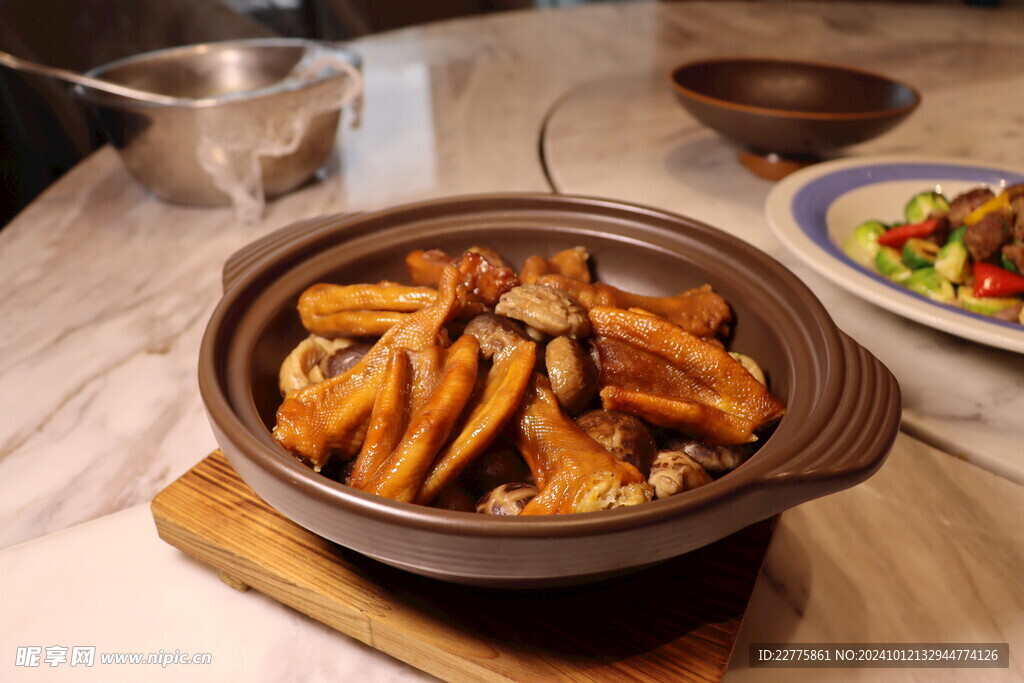 粤式菜品鲍汁花菇鹅掌