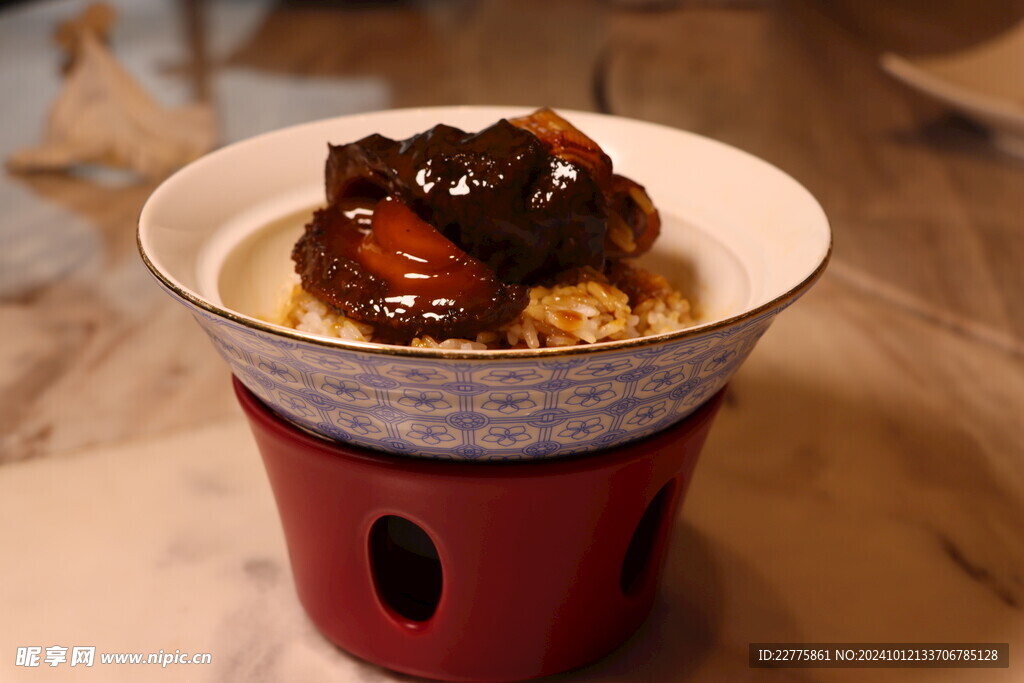 粤式菜品鲍鱼伴三宝饭