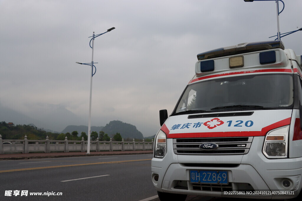 道路上的120救护车