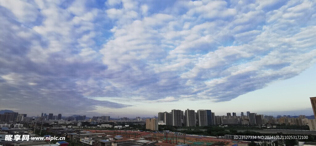 城市天空巨大云片 