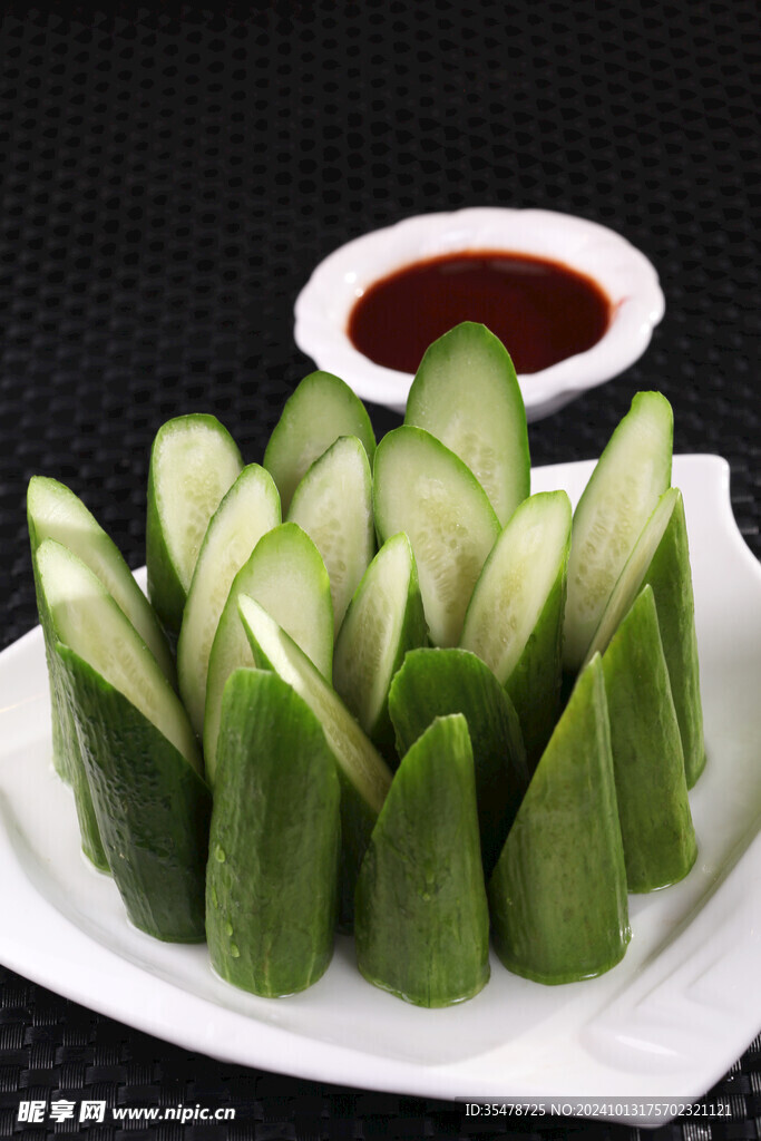 沾酱黄瓜