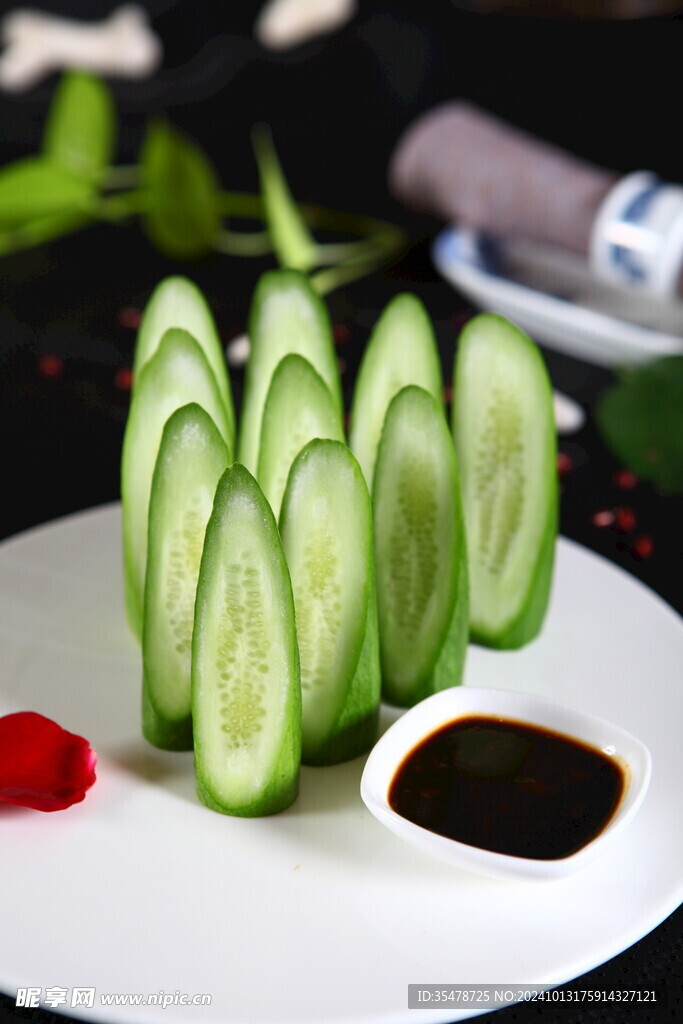 沾酱黄瓜
