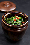 小缸腌韭菜