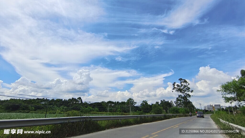 陂塘桥上的风景蓝天白云