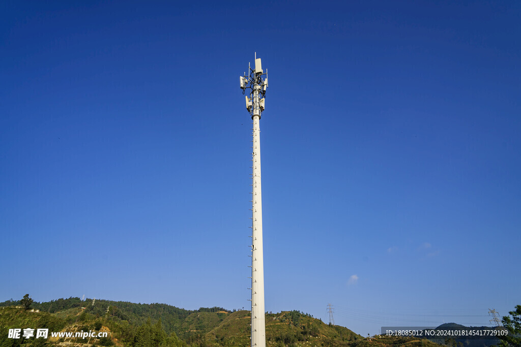 信号塔与山