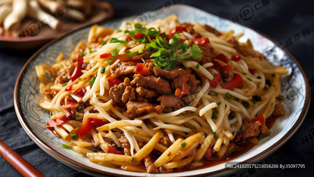 辣椒炒肉拼土豆丝