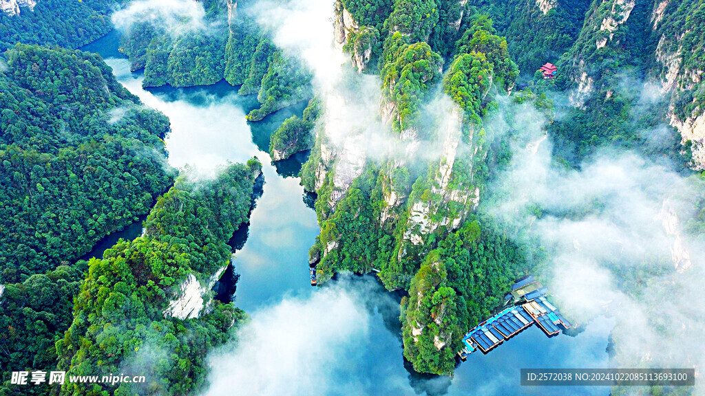 张家界宝峰湖