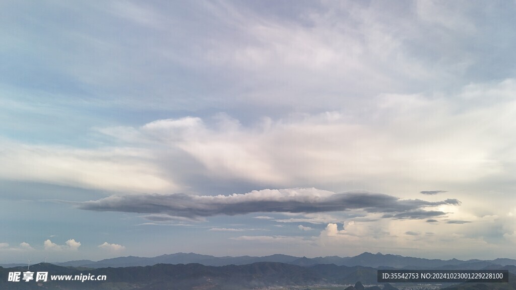 山峰遇到低云层