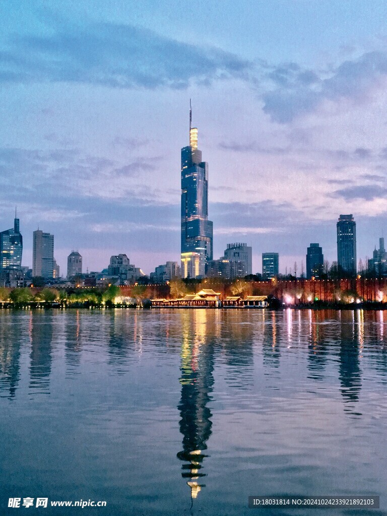 南京玄武湖的紫峰大厦