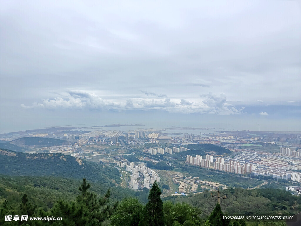 山顶俯视海边风景 