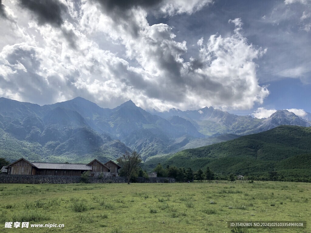 重峦叠嶂的山峰