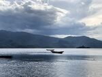 泸沽湖里的一叶扁舟