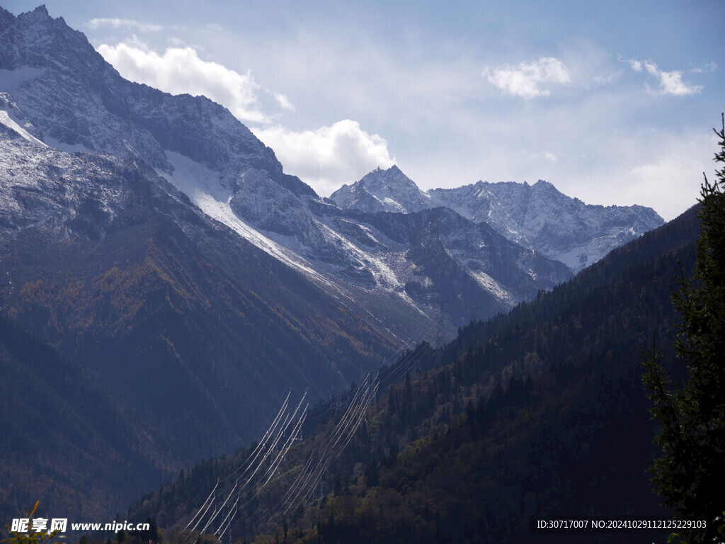 三奥雪山风景图