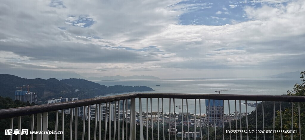 山上观景台看海