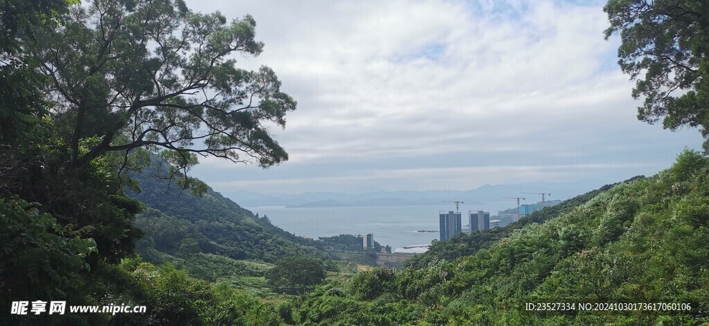 山间远眺