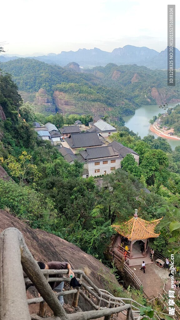 丹霞山南华寺俯瞰图片