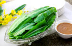 沾酱油麦菜