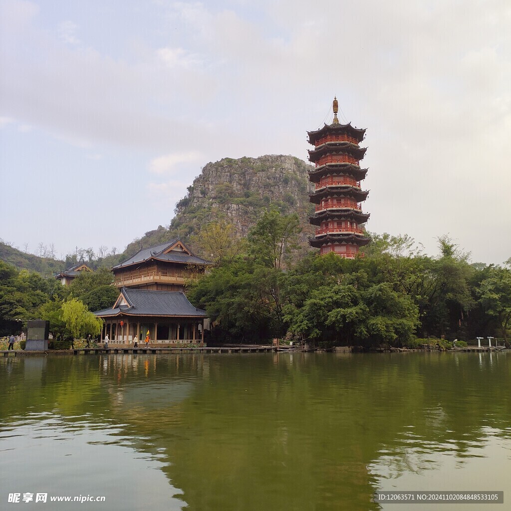 桂林木龙湖塔