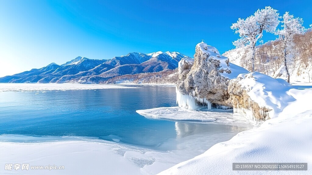 冬日雪山冰湖风景