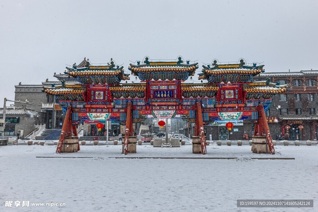 呼和浩特大召古建筑牌楼冬季冰雪