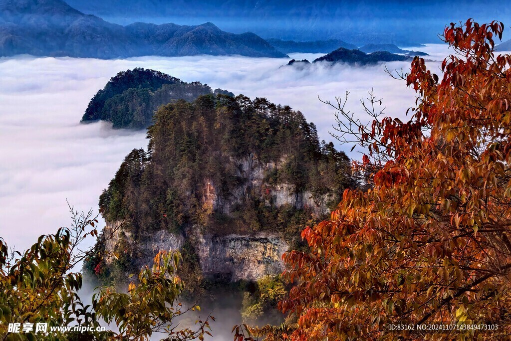 云绕巴山